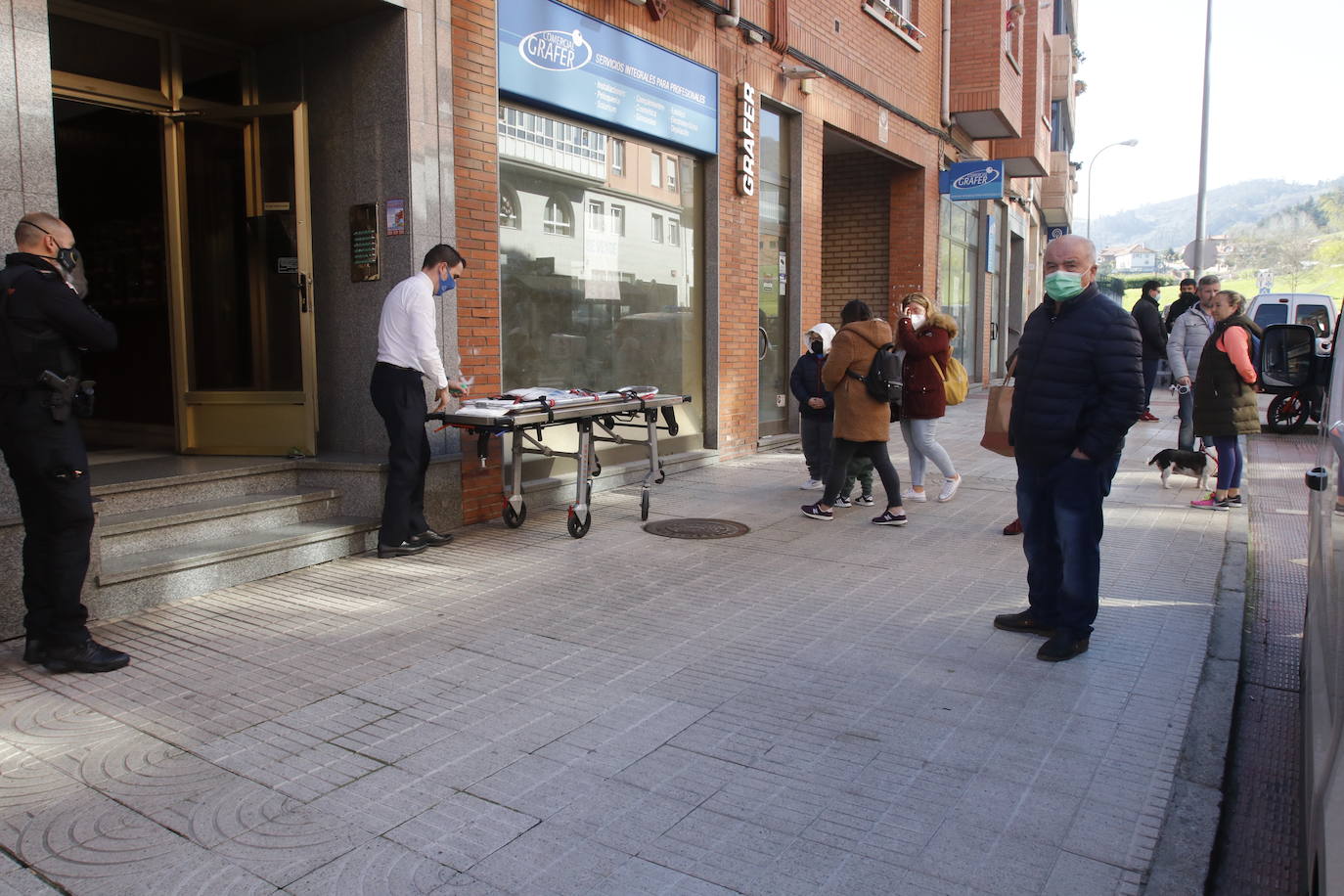 La menor ha sido encontrada en su domicilio con heridas de arma blanca. Un hombre, que se encontraba en la misma casa de la calle Vázquez de Mella, ha sido trasladado al HUCA.