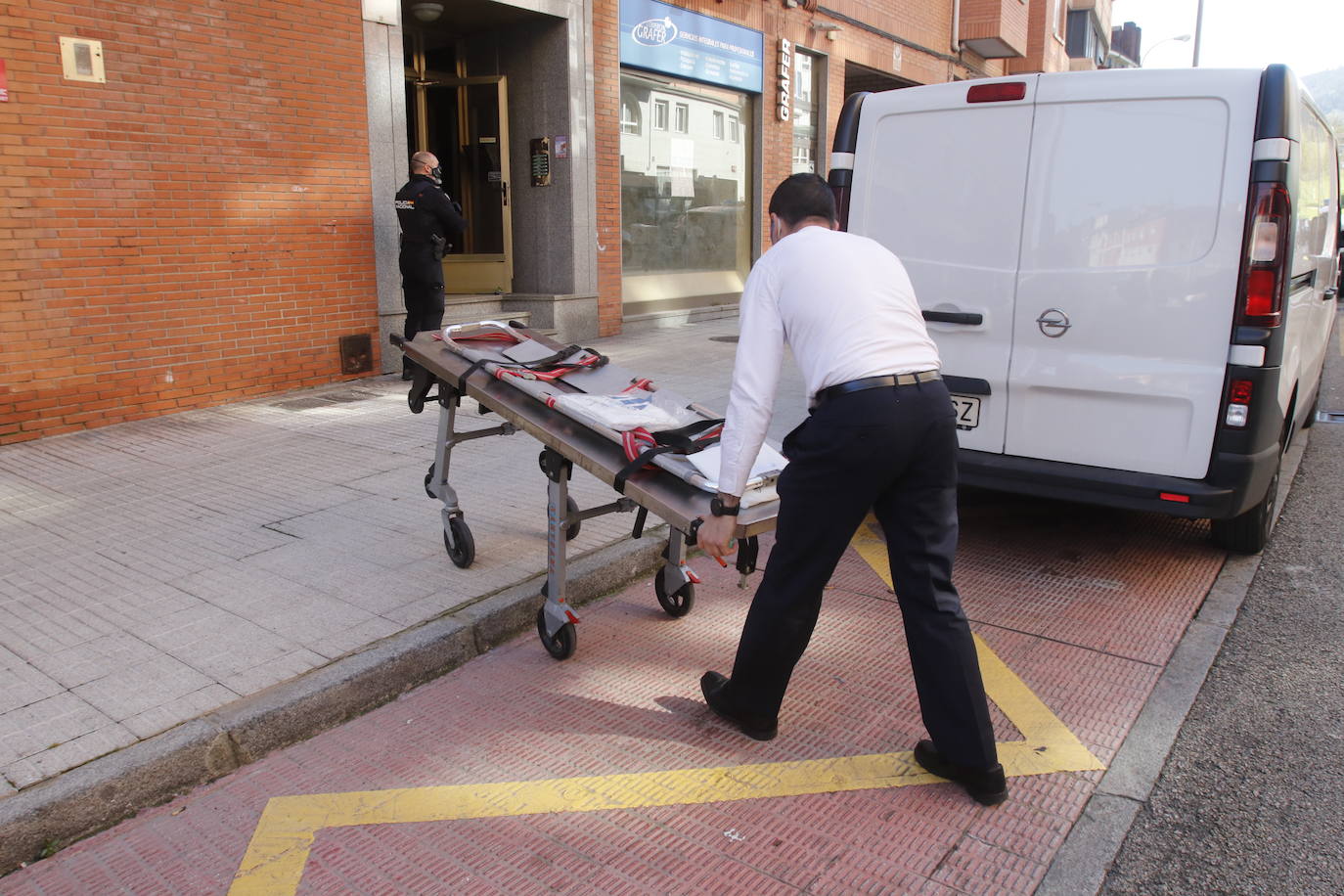 La menor ha sido encontrada en su domicilio con heridas de arma blanca. Un hombre, que se encontraba en la misma casa de la calle Vázquez de Mella, ha sido trasladado al HUCA.