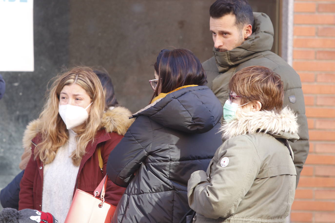 La menor ha sido encontrada en su domicilio con heridas de arma blanca. Un hombre, que se encontraba en la misma casa de la calle Vázquez de Mella, ha sido trasladado al HUCA.