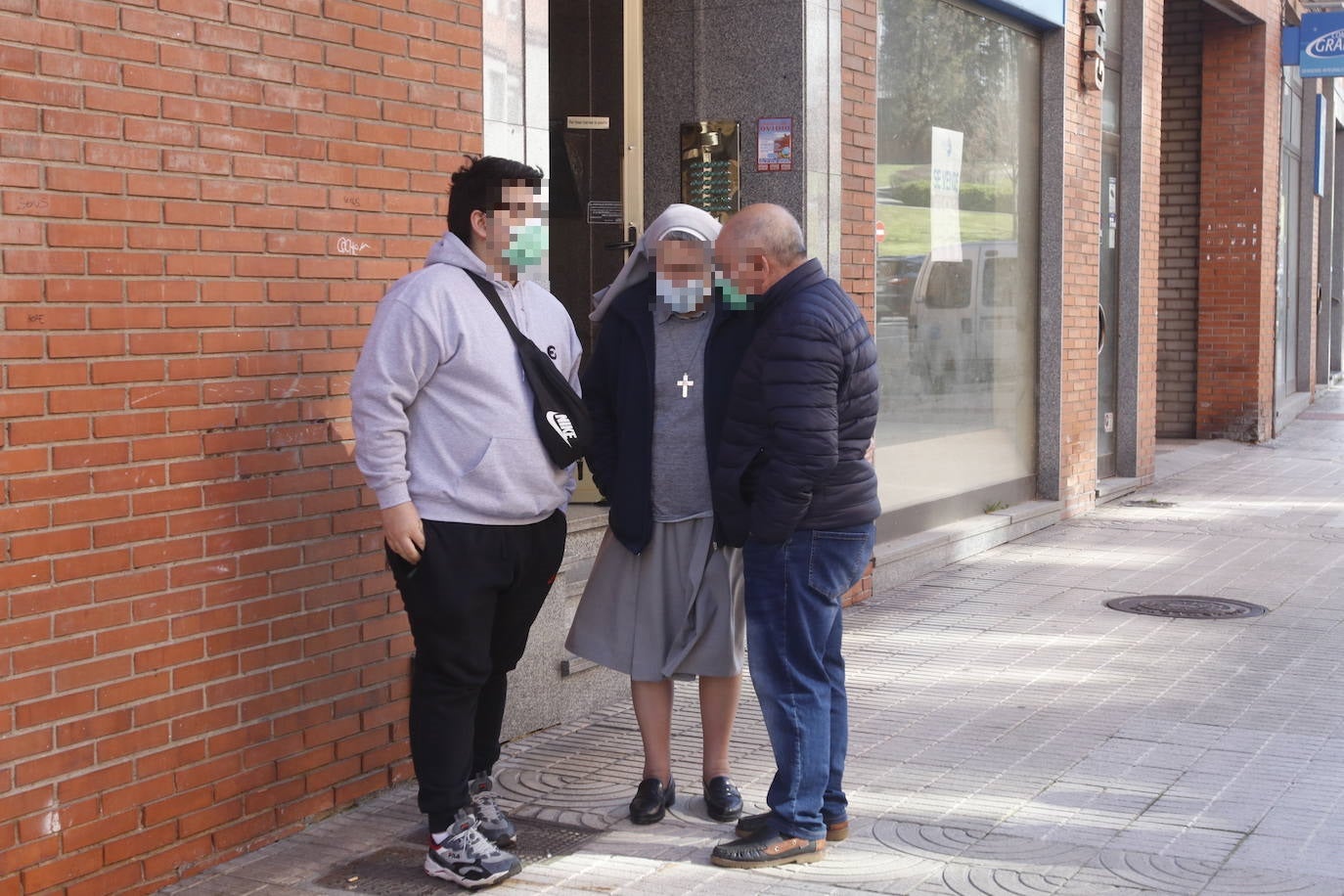 La menor ha sido encontrada en su domicilio con heridas de arma blanca. Un hombre, que se encontraba en la misma casa de la calle Vázquez de Mella, ha sido trasladado al HUCA.