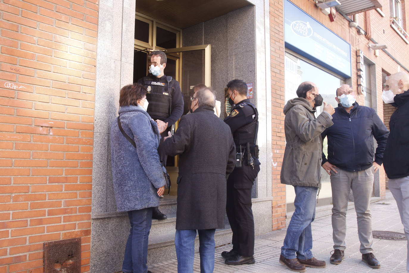 La menor ha sido encontrada en su domicilio con heridas de arma blanca. Un hombre, que se encontraba en la misma casa de la calle Vázquez de Mella, ha sido trasladado al HUCA