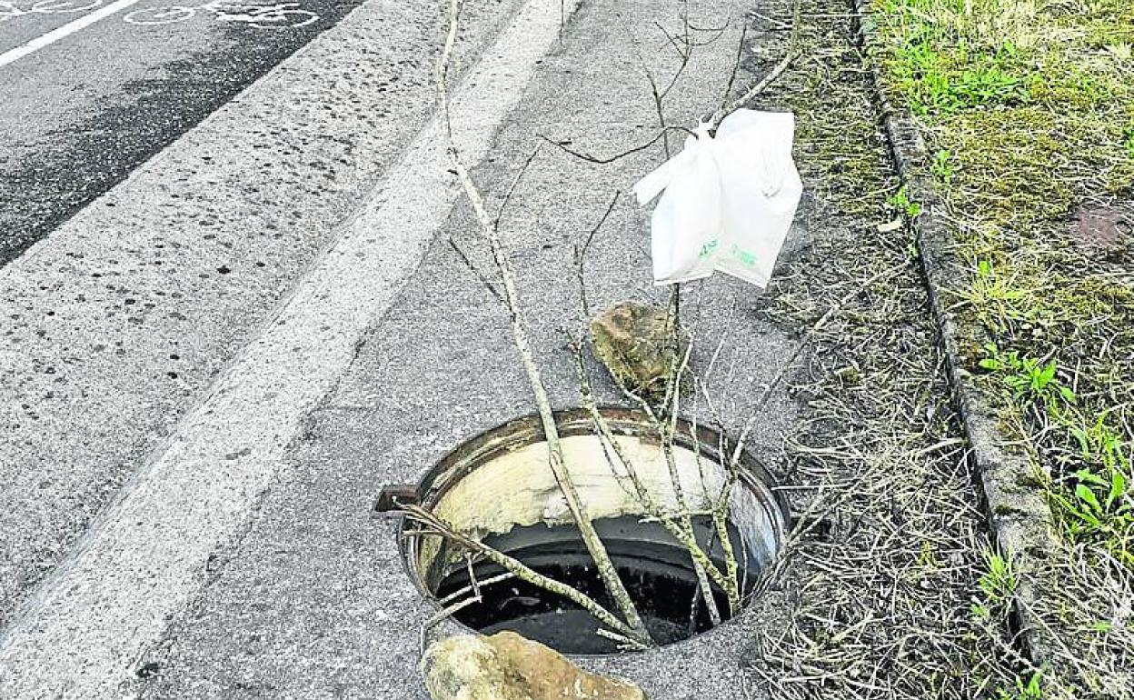 Alcantarilla sin tapa en el acceso al Parque Empresarial del Besaya. 