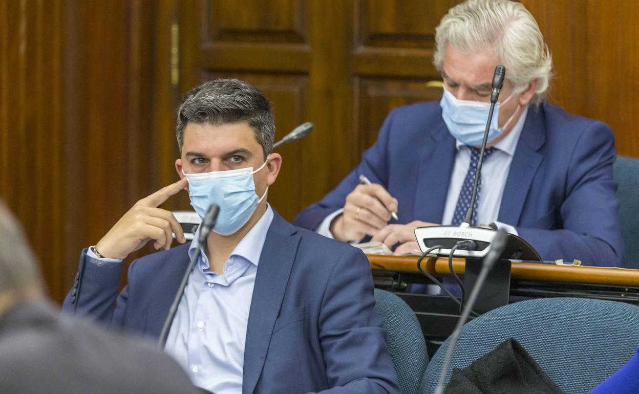 En primer término, Daniel Fernández, portavoz del PSOE, en un pleno.