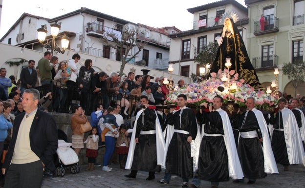 Imagen principal - La Semana Santa pejina resurge repleta de novedades