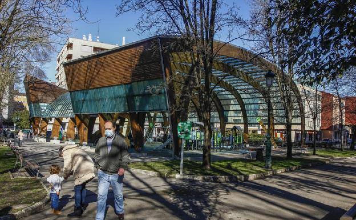 Parque infantil cubierto en una de las esquinas del parque Manuel Barquín de Torrelavega.