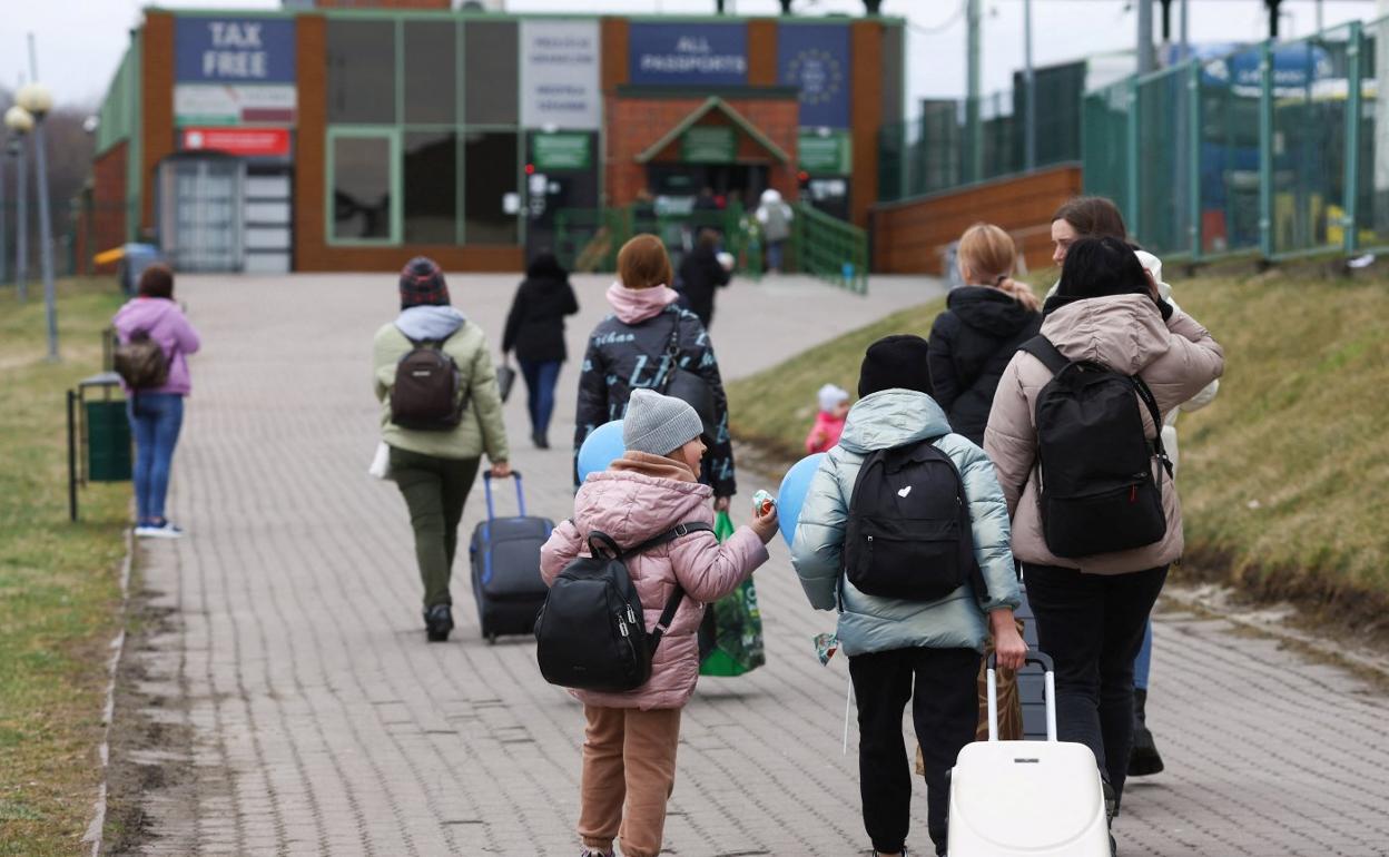 Familias de refugiados procedentes de Ucrania, con maletas y mochilas, tras huir de su país. 