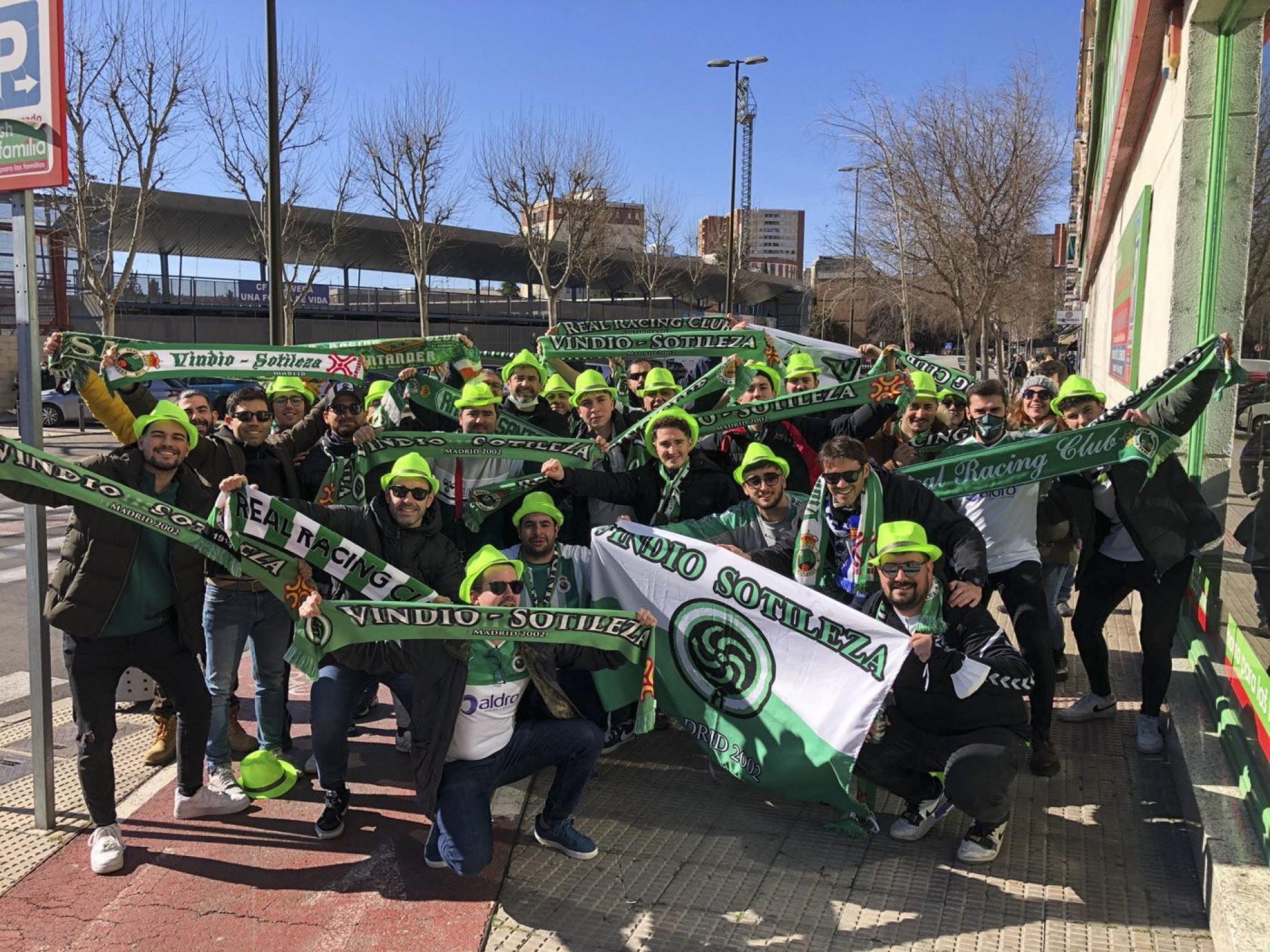 Uniformados. Los miem bros de la peña Vindio- Sotileza, en Talavera. 