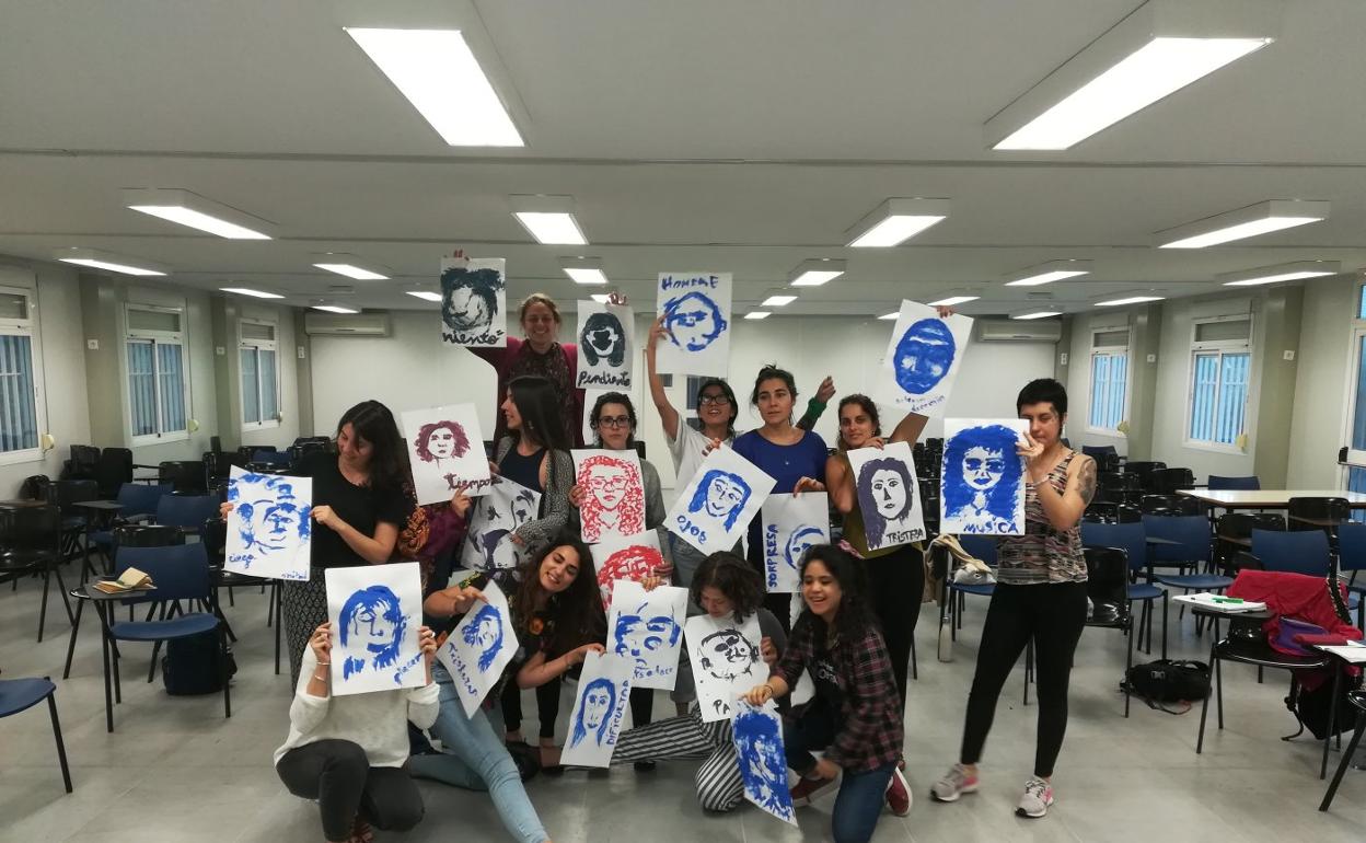 Imagen de un taller de mediación artística, uno de los objetivos de los talleres.