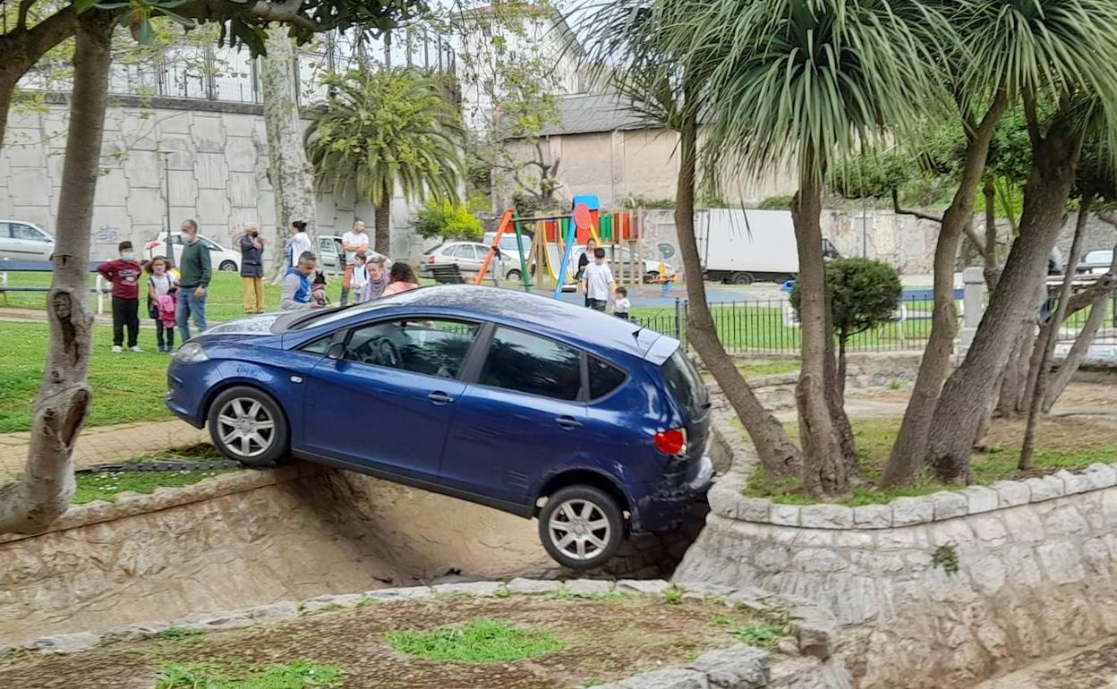 El vehículo se detuvo al caer el estanque.