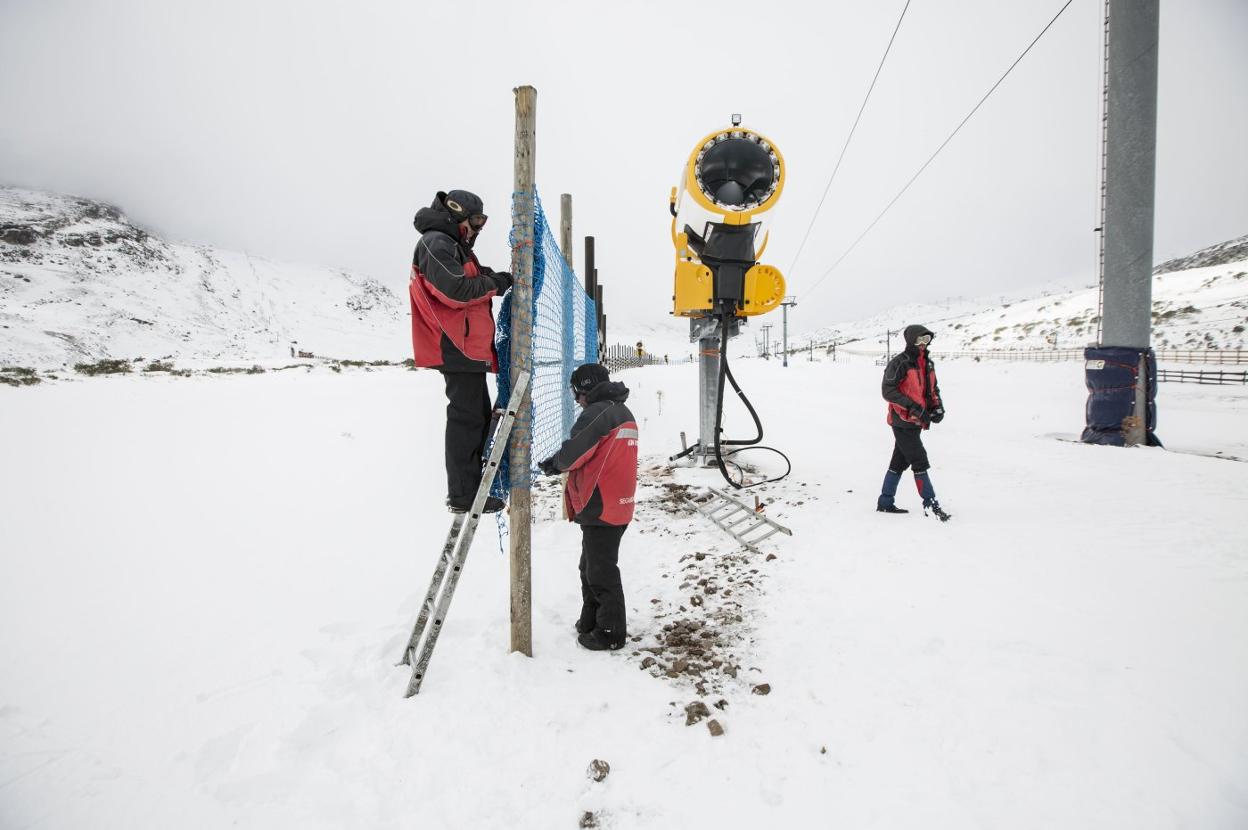 Operarios de Cantur en la estación de esquí de Alto Campoo, en plena temporada de nieve. 