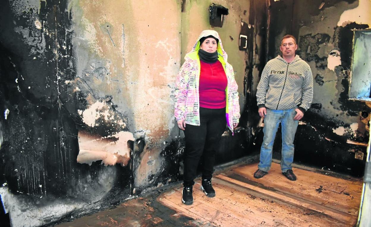 Belén y Saúl González Jerez, en el dormitorio de ella, tras un incendio que calcinó tres habitaciones y el tejado. 