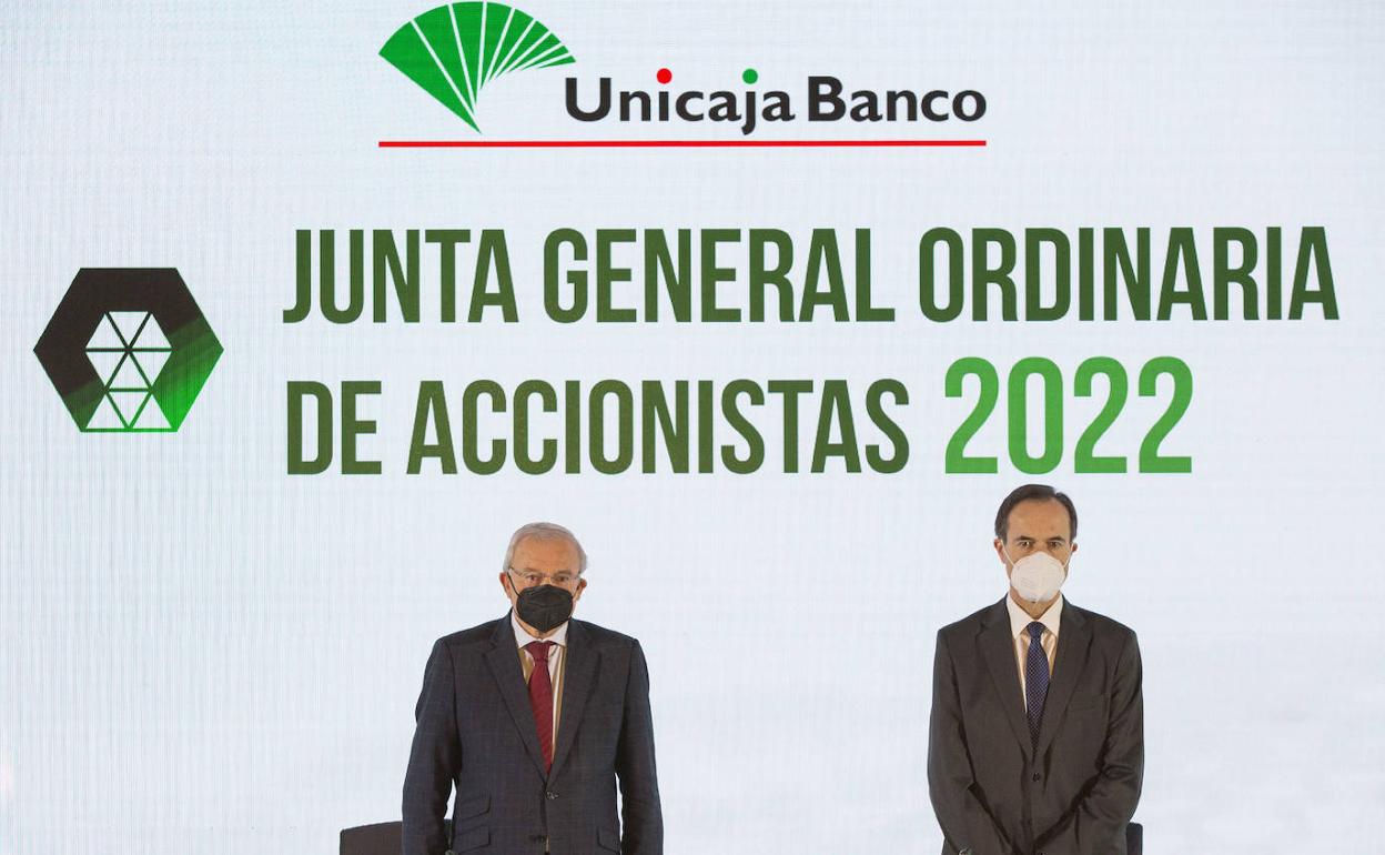 Manuel Azuaga, presidente de Unicaja, junto a Menéndez (derecha).