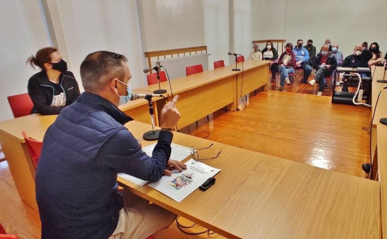 Imagen de la primera reunión de la Comisión de Fiestas de San Juan en Los Corrales.