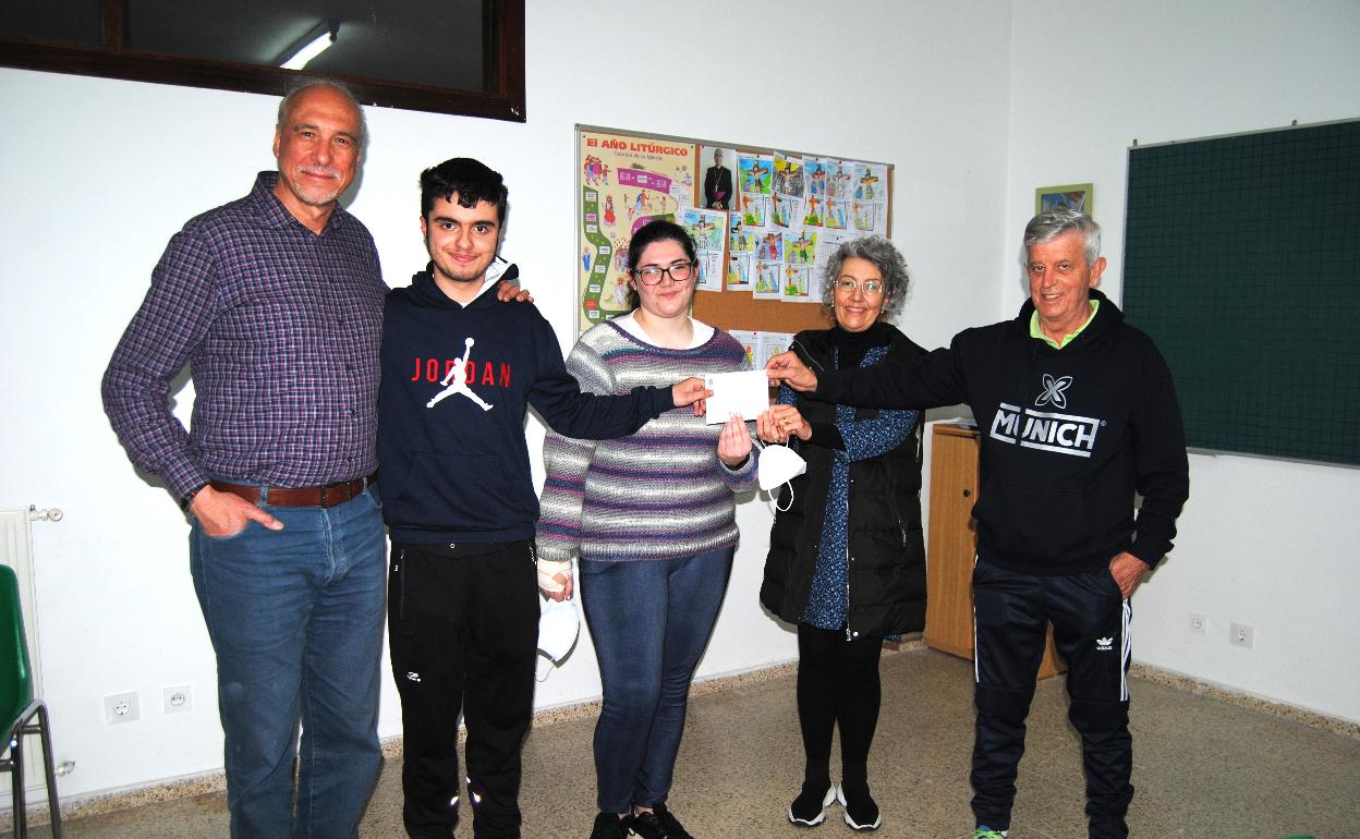 Alumnos del IES San Miguel de Meruelo hacen entrega del donativo a representantes de Cáritas Santoña.