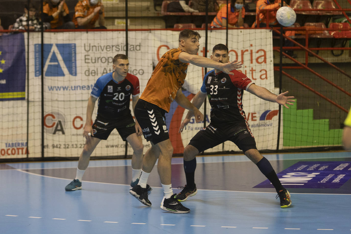 Fotos: El derbi de balonmano entre el Bathco y el Unicaja