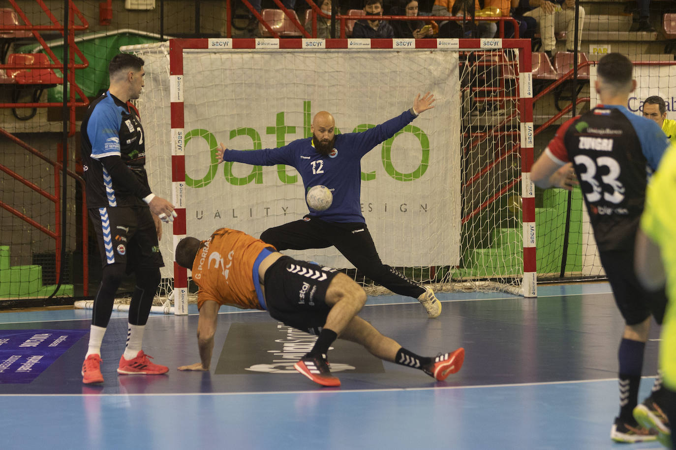 Fotos: El derbi de balonmano entre el Bathco y el Unicaja