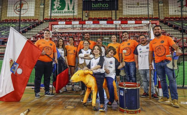 La Peña Los Cabrones del Norte, por parte del Bathco Torrelavega, y la Agrupación La San Miguel, por parte del Unicaja Sinfín, serán lAs encargadAs de dar color y aliento desde las gradas. 