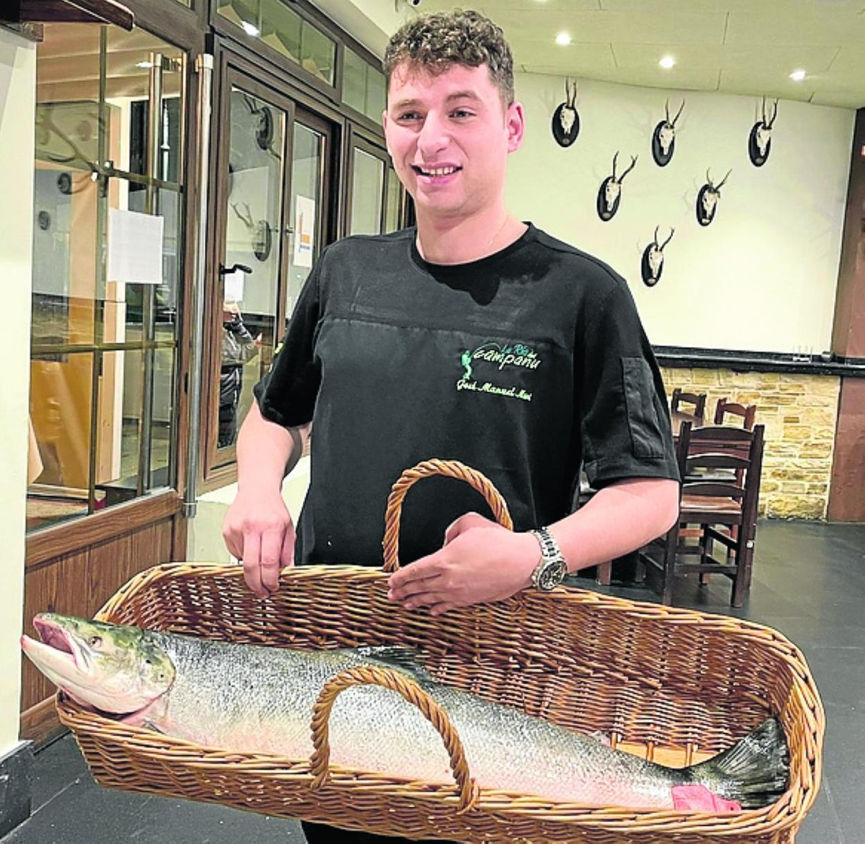 El salmón, ya en el restaurante, presentado por Adrián Mori, hijo de José Manuel Mori 'El Marqués'. 