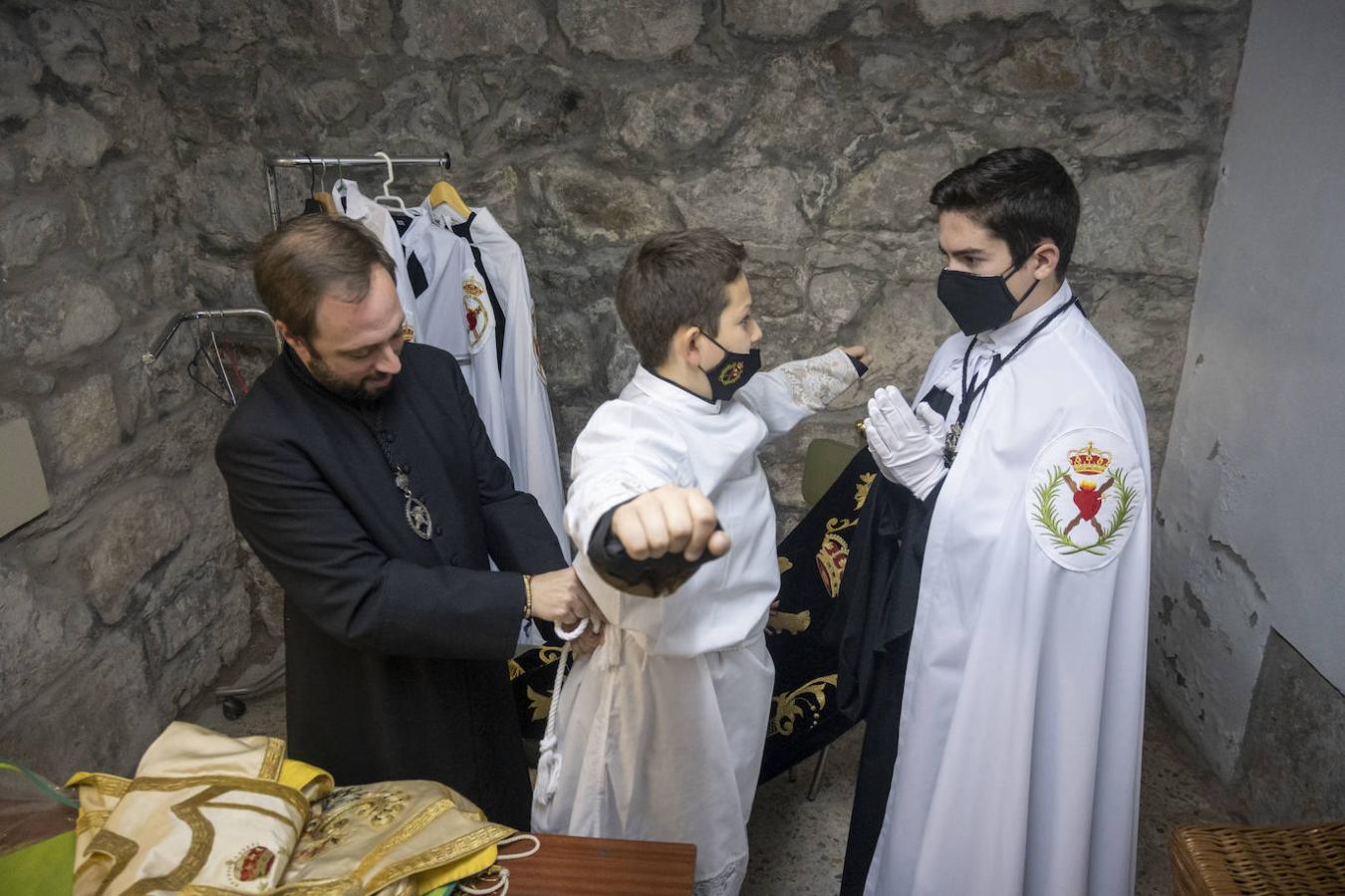 La cofradía de Los Dolores se prepara para la procesión que ha partido de la iglesia San Francisco. 