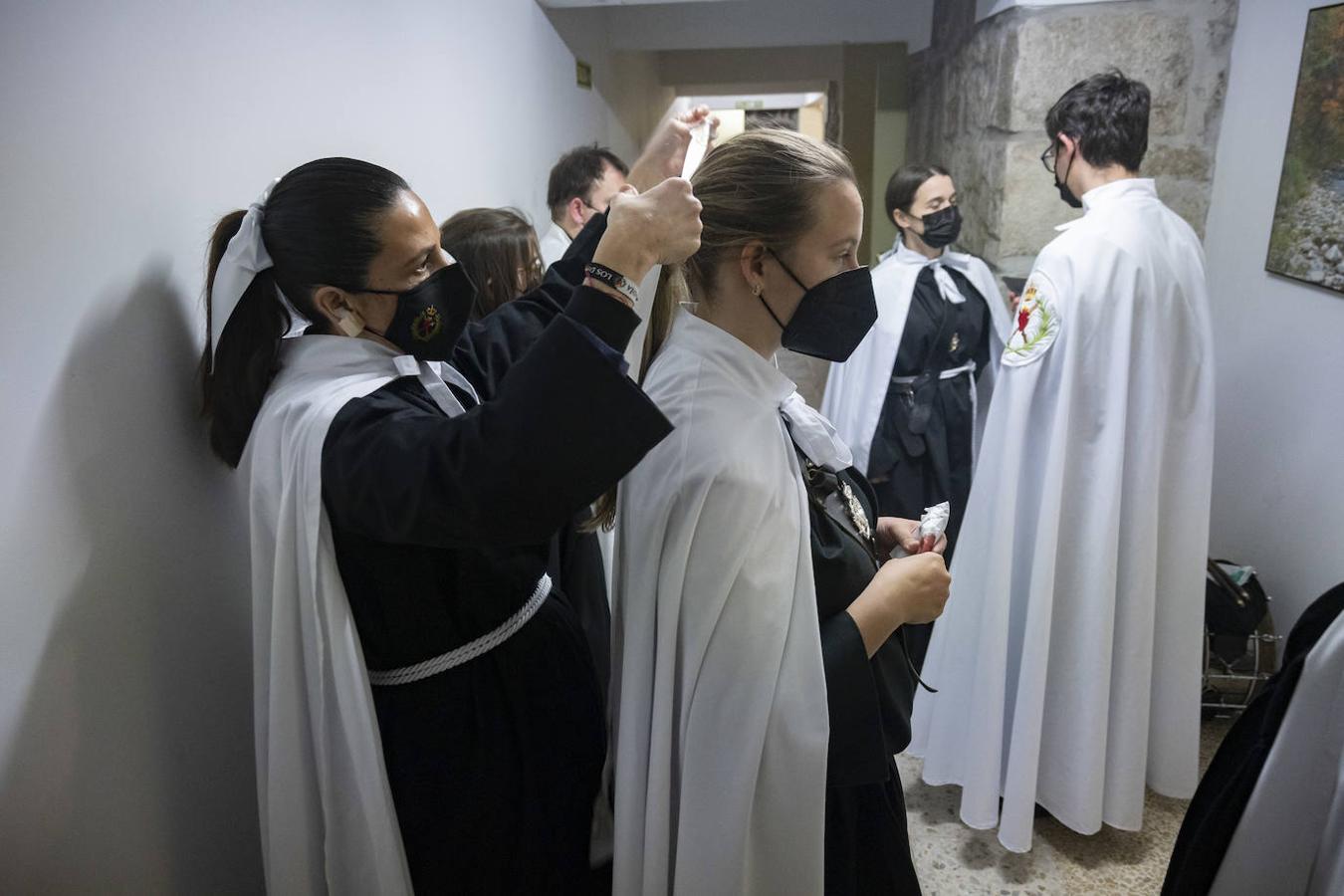 La cofradía de Los Dolores se prepara para la procesión que ha partido de la iglesia San Francisco. 