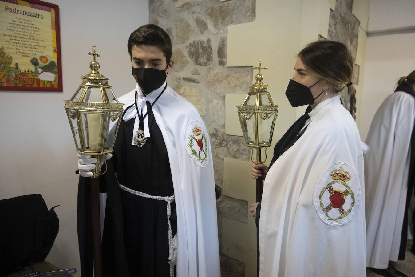 La cofradía de Los Dolores se prepara para la procesión que ha partido de la iglesia San Francisco. 