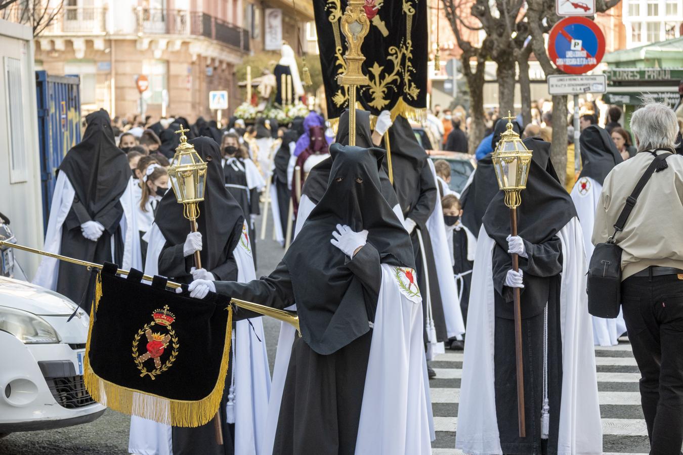 La Procesión del Cristo del Amor y la Virgen Dolorosa ha sido el primer paso en desfilar por las callas de Santander tras dos años de parón por la pandemia. 