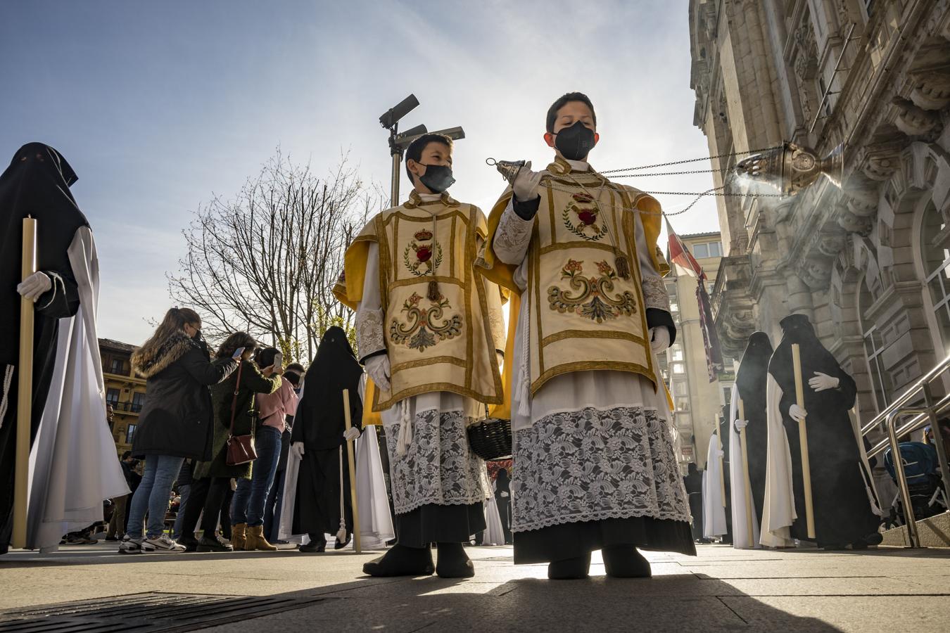 La Procesión del Cristo del Amor y la Virgen Dolorosa ha sido el primer paso en desfilar por las callas de Santander tras dos años de parón por la pandemia. 