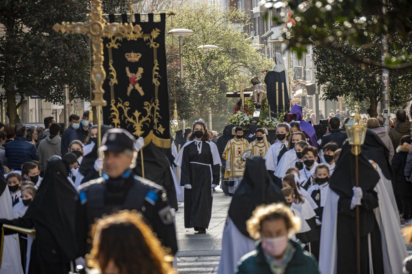 La Procesión del Cristo del Amor y la Virgen Dolorosa ha sido el primer paso en desfilar por las callas de Santander tras dos años de parón por la pandemia. 