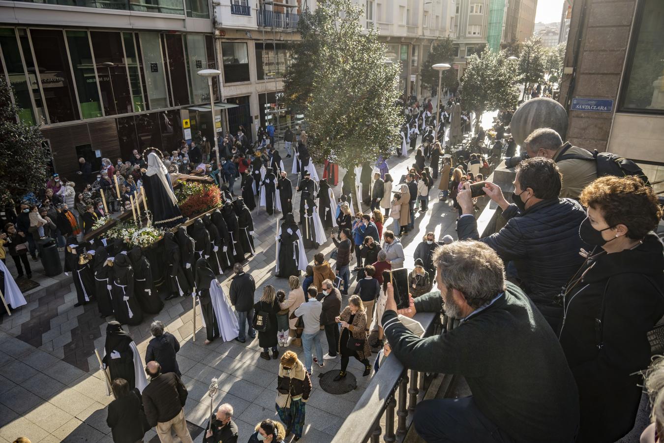 La Procesión del Cristo del Amor y la Virgen Dolorosa ha sido el primer paso en desfilar por las callas de Santander tras dos años de parón por la pandemia. 