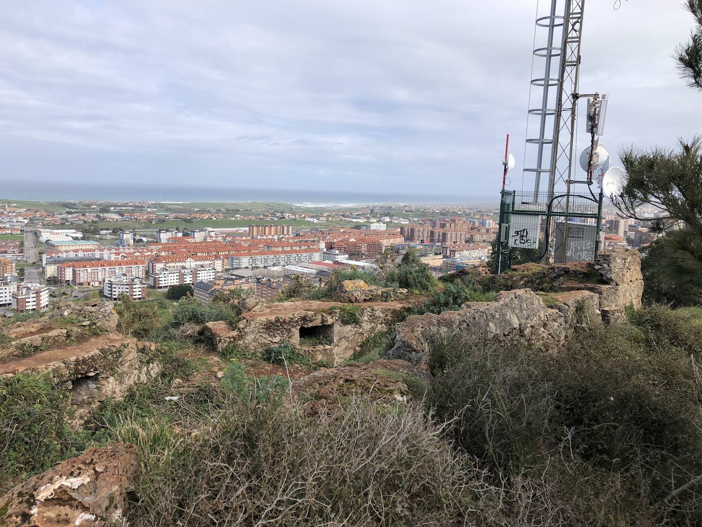 Blocao de Peñacastillo. Estructura fortificada adaptada a la cima con posibilidad de abrir fuego en todas las direcciones. Aunque conserva parte de la estructura, falta la cubierta y presenta daños.