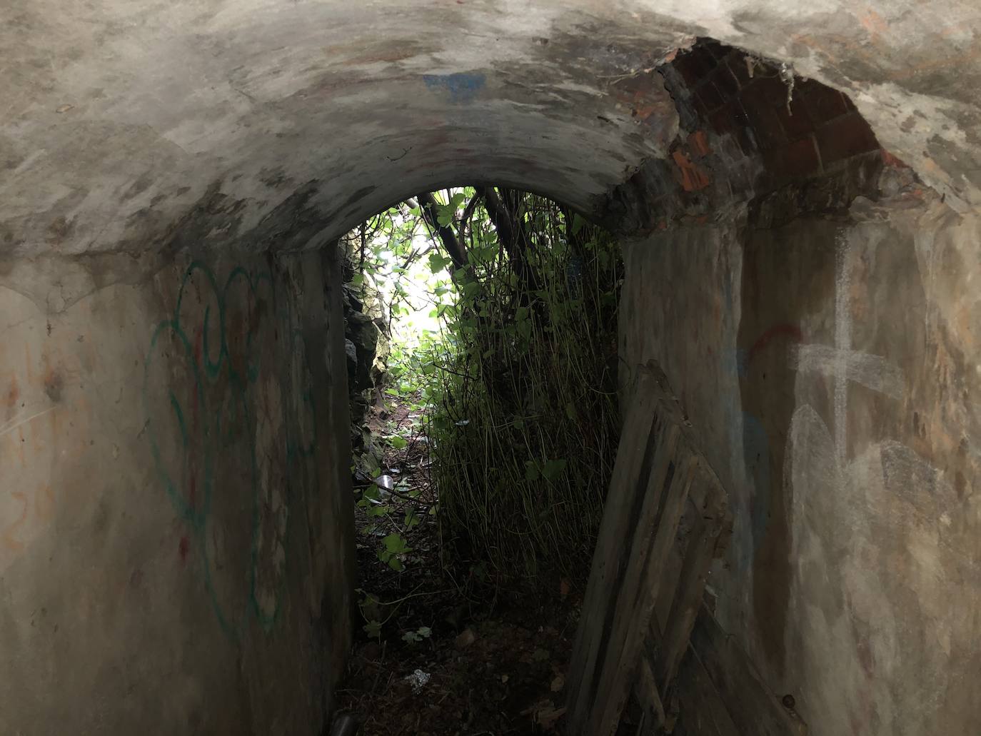 Polvorín número 1. Una galería excavada en la roca, en mal estado de conservación. Carece de puerta y presenta desperfectos. Durante años ha sido habitado por personas sin hogar.