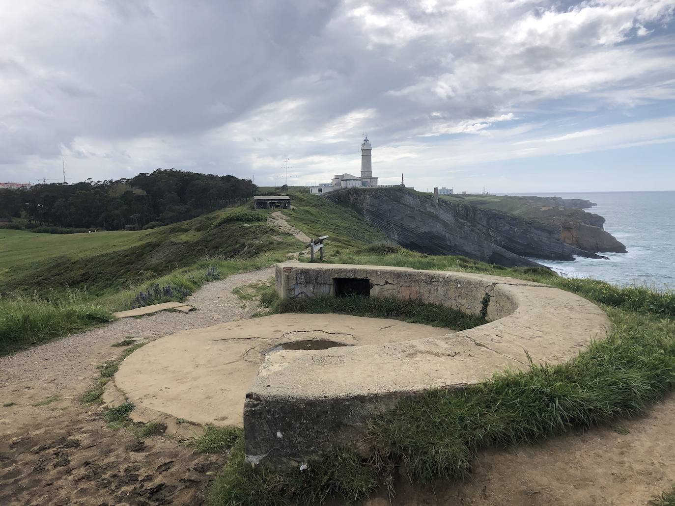 Barbeta número 2. Estructura compuesta por una plataforma y un parapeto, en buen estado. Estuvo en uso hasta 1943, cuando fue desartillada y abandonada. No consta que participase en combates.