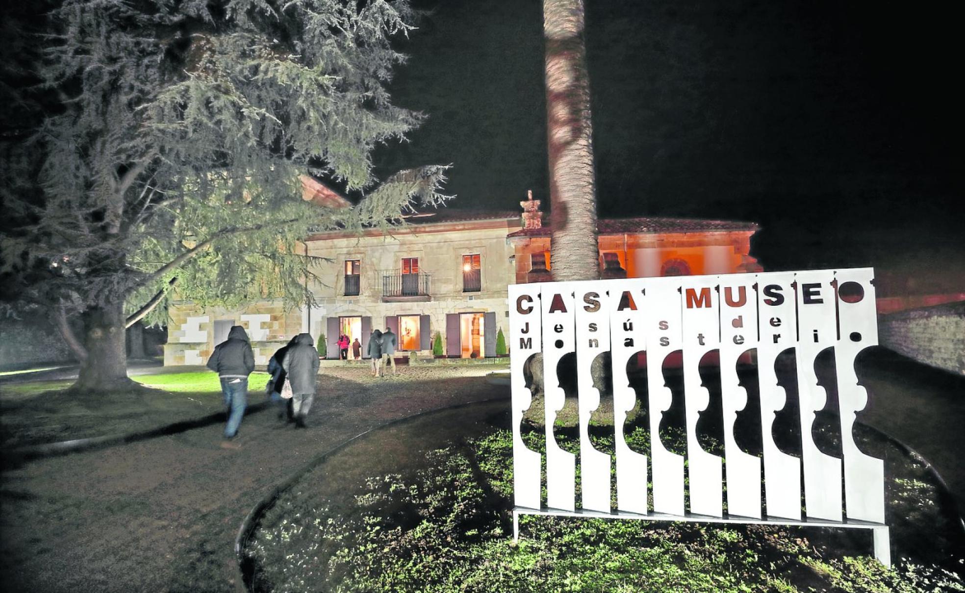 Entrada de la casa museo ubicada en Casar de Periedo, donde se celebran conciertos y exposiciones. 