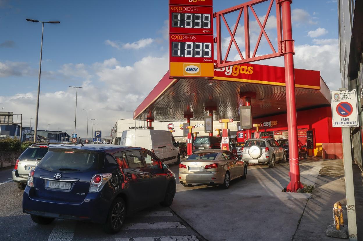 Una gasolinera de Santander, el día que entró en vigor el descuento. cotera