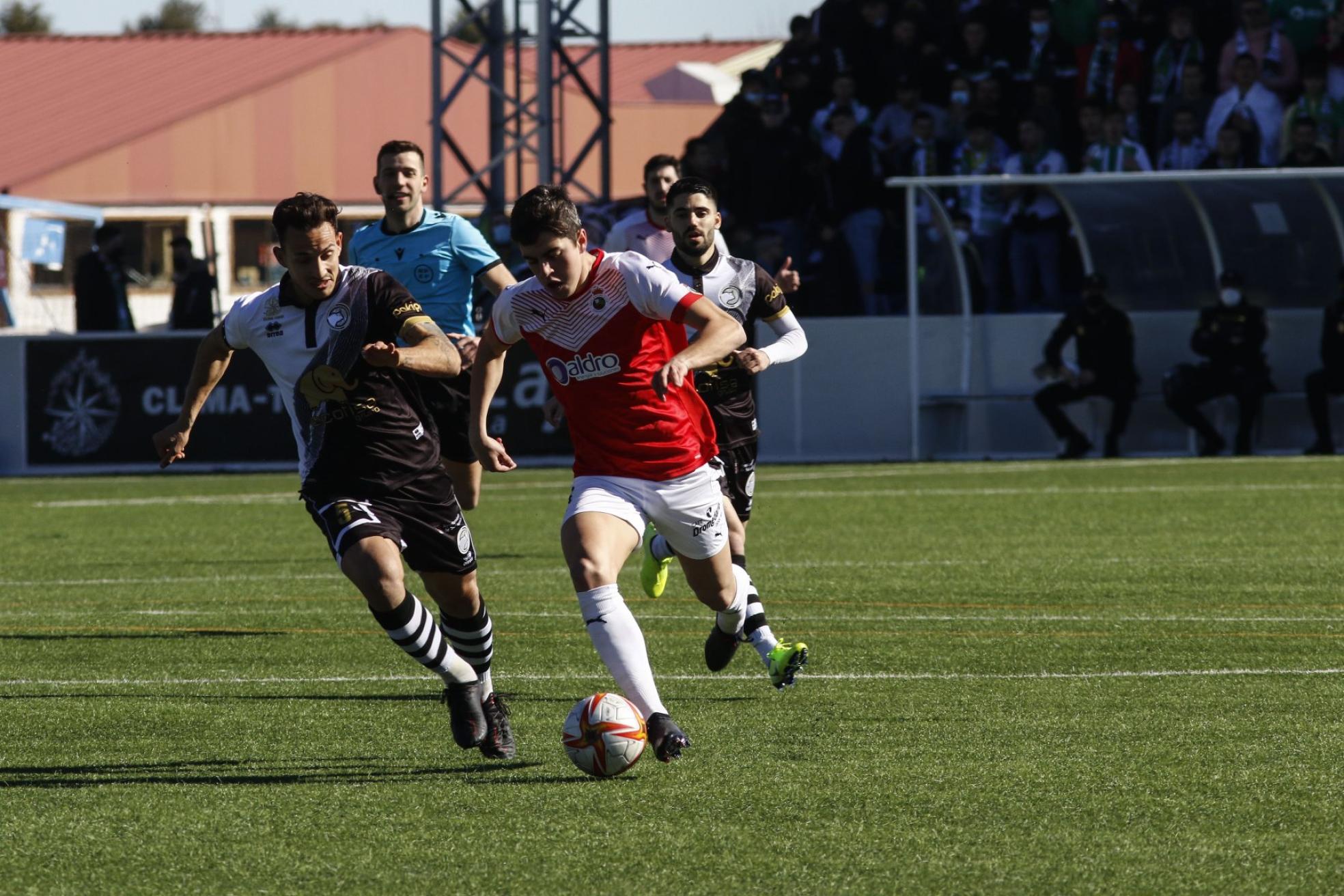 Íñigo Sainz-Maza durante el partido ante Unionistas. 