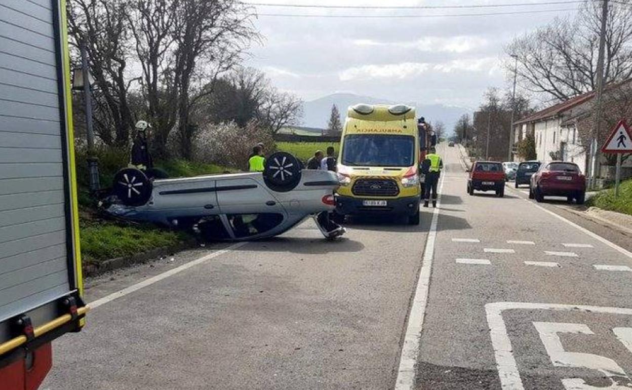 El coche volcado tras la colisión.