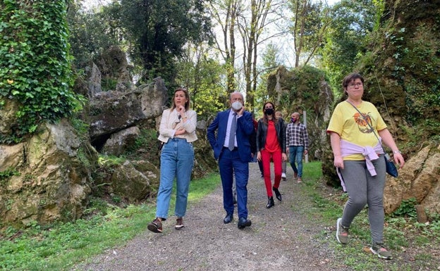 Imagen principal - Arriba el consejero de Turismo y la alcaldesa en la inauguración, abajo a la izquierda dos visitantes con el nuevo culebre y a la derecha una madre y su hija descubren la Anajana 