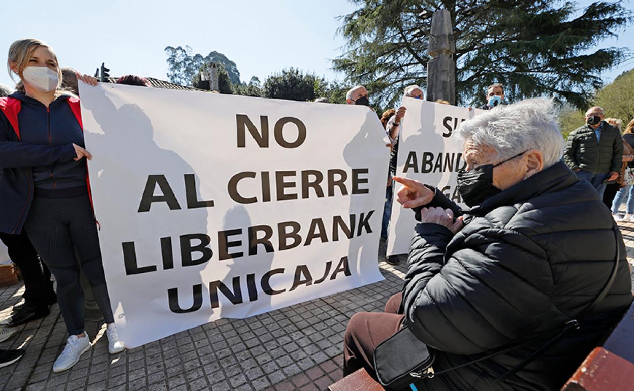 Alrededor de doscientos vecinos se manifiestan en Alfoz contra el cierre de la oficina de Liberbank. 