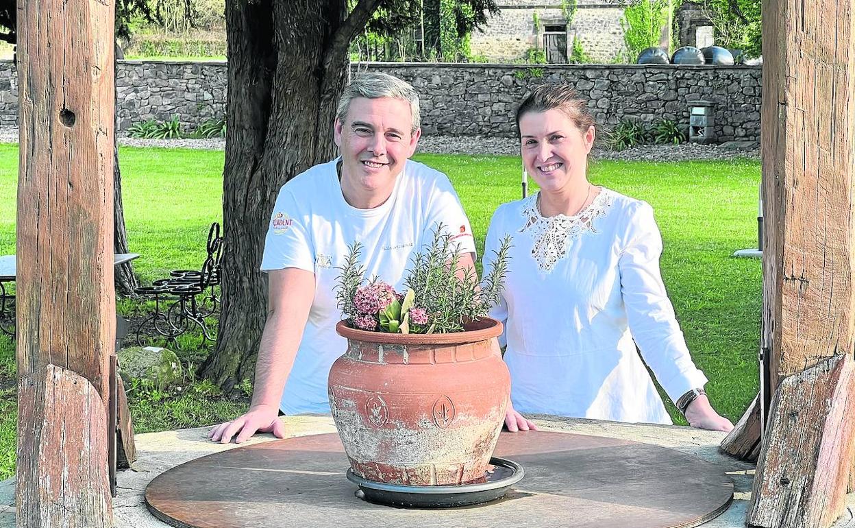 Rubén Somacarrera y Araceli Gutiérrez, en el jardín de la finca con la sonrisa que delata la ilusión por este nuevo proyecto vital. 