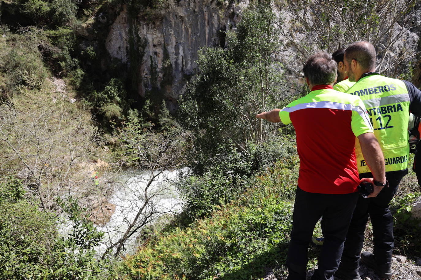 El 112 ha movilizado a decenas de efectivos por tierra, agua y aire para localizar a un piragüista desaparecido en el río Deva, en la zona de Desfiladero de la Hermida, este lunes.