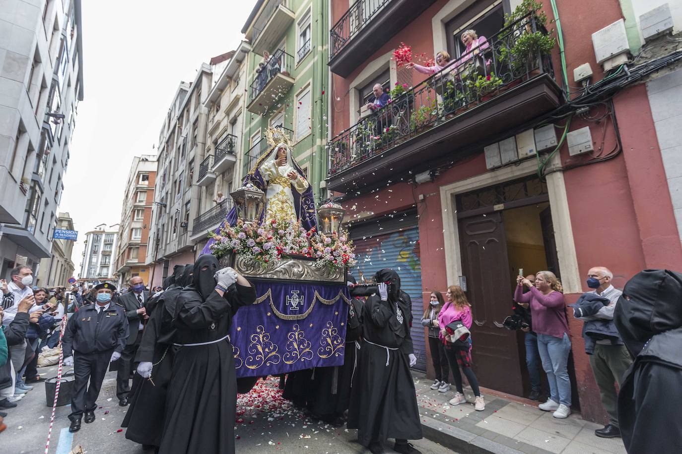 La procesión partió de la iglesia de Los Pasionistas hacia la catedral, haciendo una parada en la calle Madrid, para homenajear al pueblo ucraniano