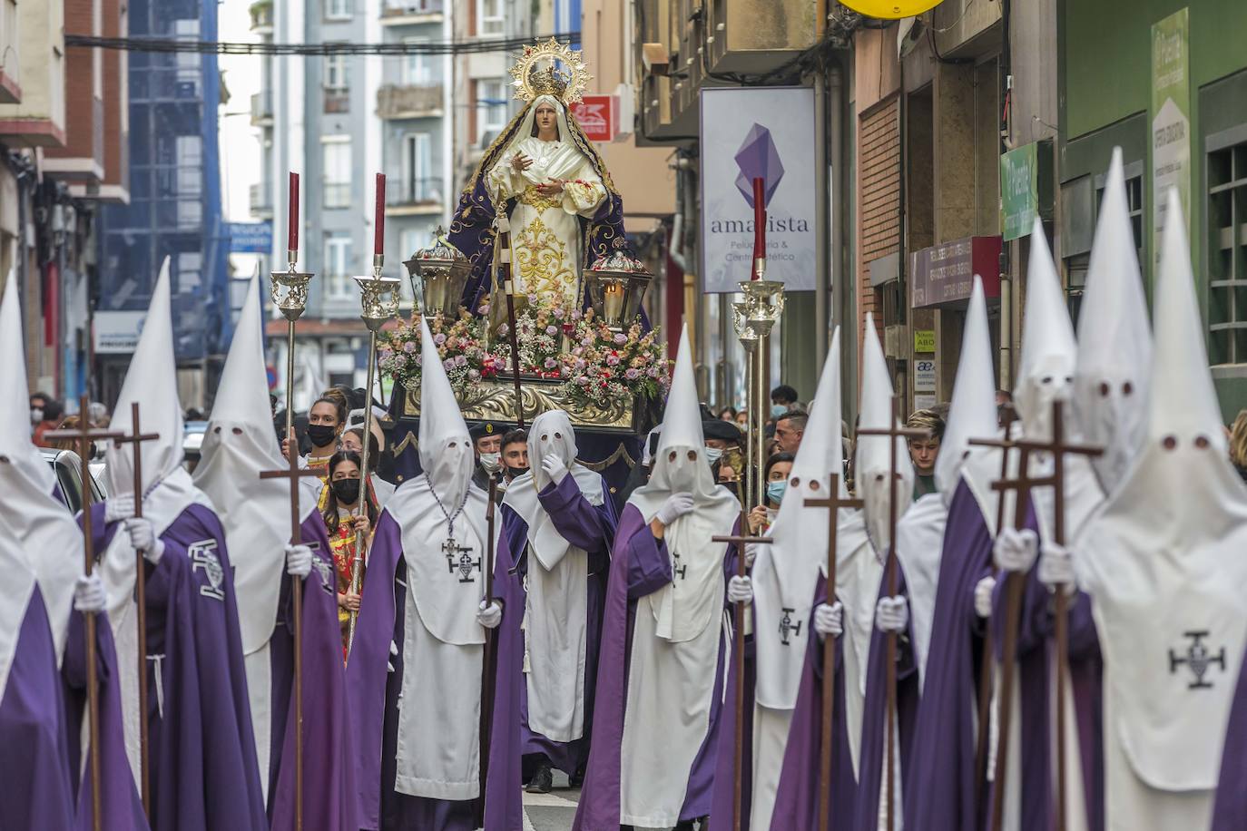 La procesión partió de la iglesia de Los Pasionistas hacia la catedral, haciendo una parada en la calle Madrid, para homenajear al pueblo ucraniano