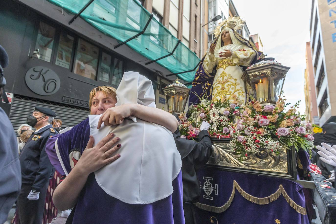 La procesión partió de la iglesia de Los Pasionistas hacia la catedral, haciendo una parada en la calle Madrid, para homenajear al pueblo ucraniano