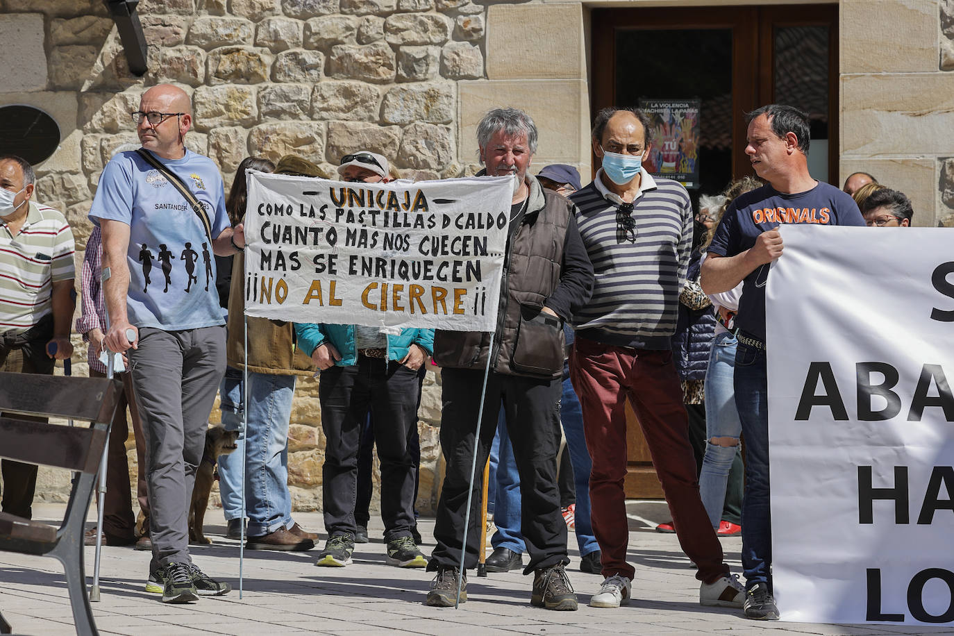 Alrededor de doscientas personas se han concentrado este martes en el pueblo de Valle para expresar que se sienten «abandonadas»