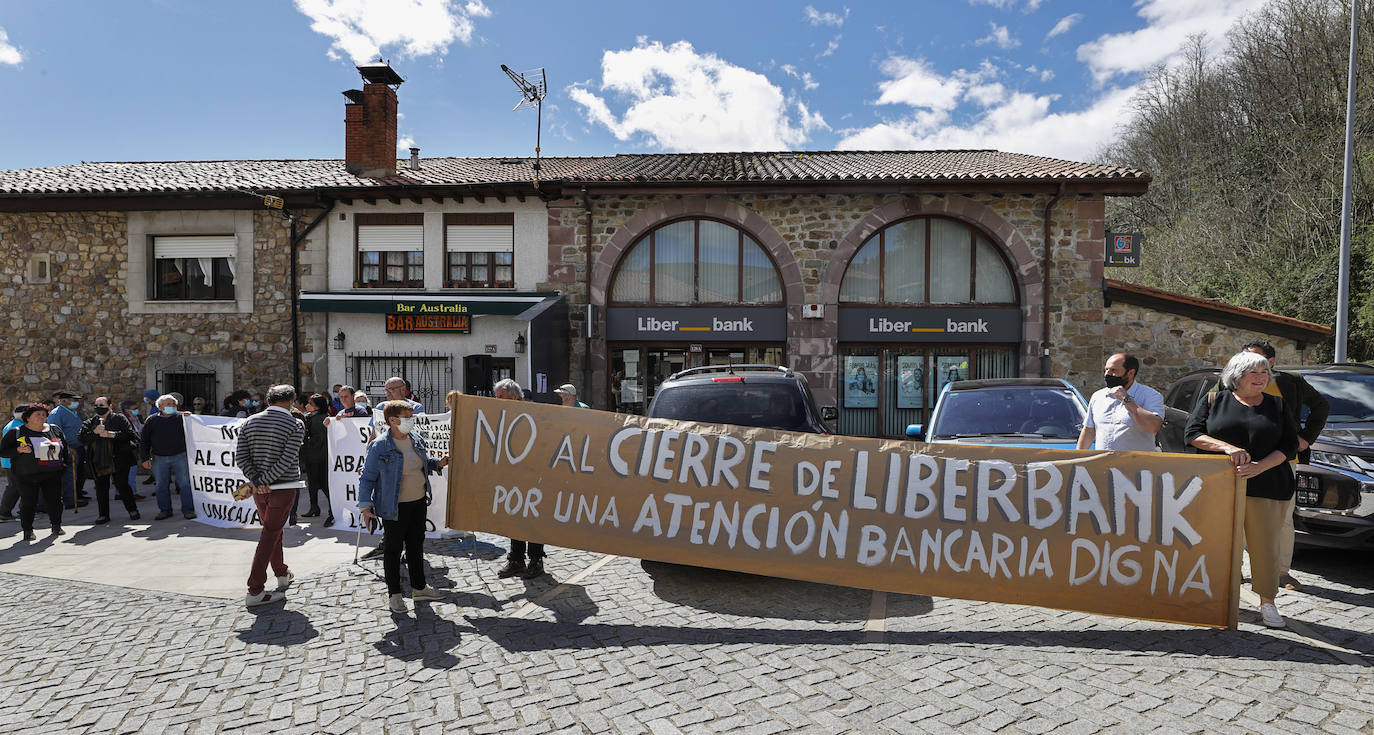 Alrededor de doscientas personas se han concentrado este martes en el pueblo de Valle para expresar que se sienten «abandonadas»