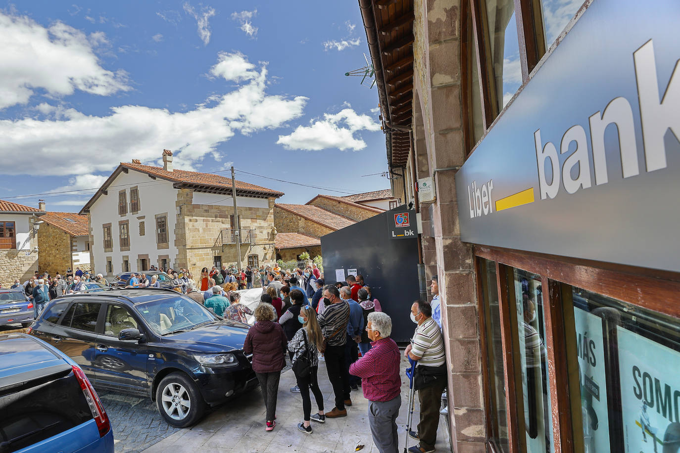 Alrededor de doscientas personas se han concentrado este martes en el pueblo de Valle para expresar que se sienten «abandonadas»