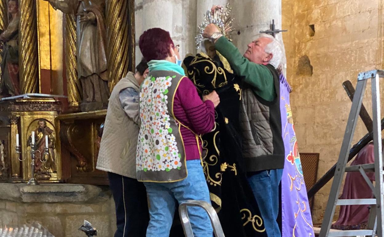 El vestuario de las tallas se prepara con mucho esmero 