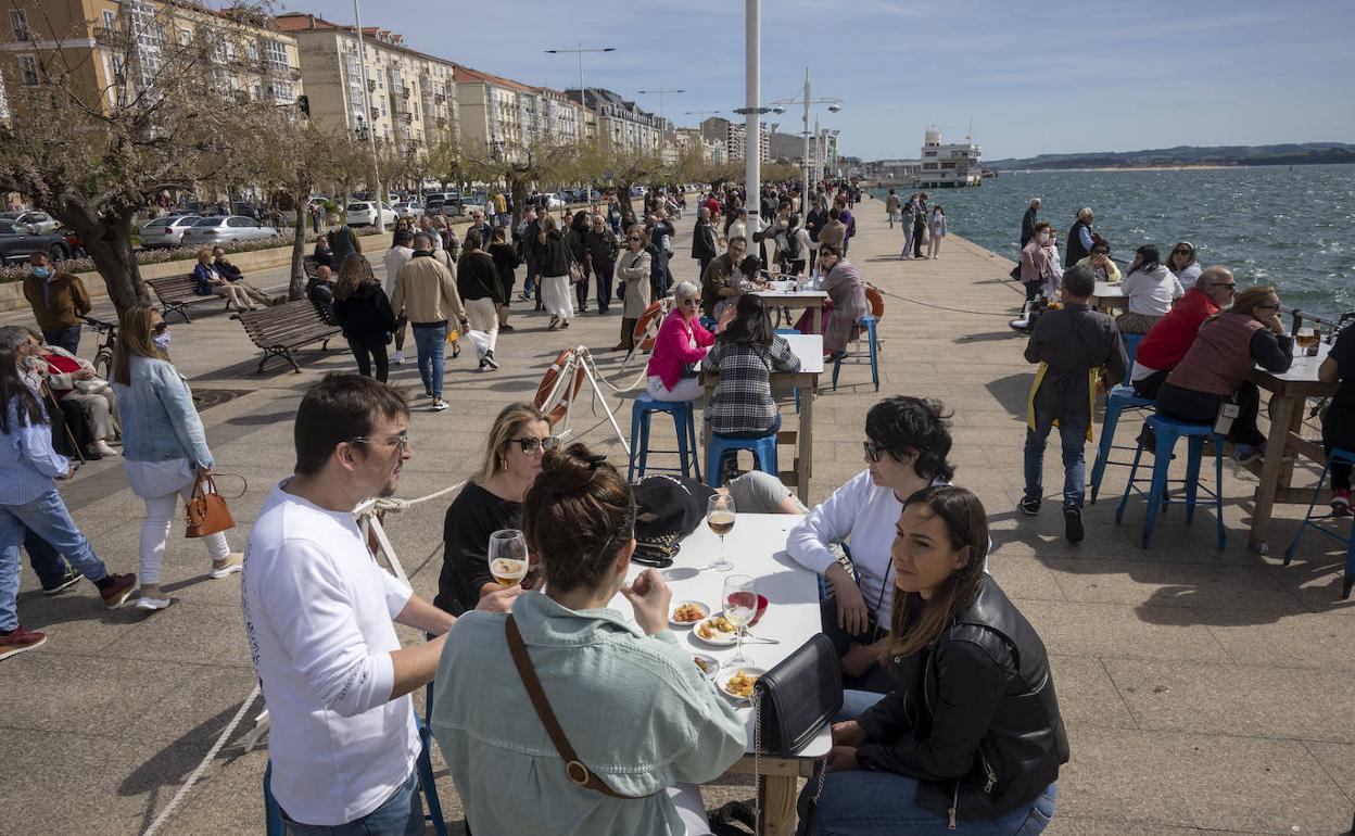 Turistas disfrutando del buen tiempo, este fin de semana en Santander.