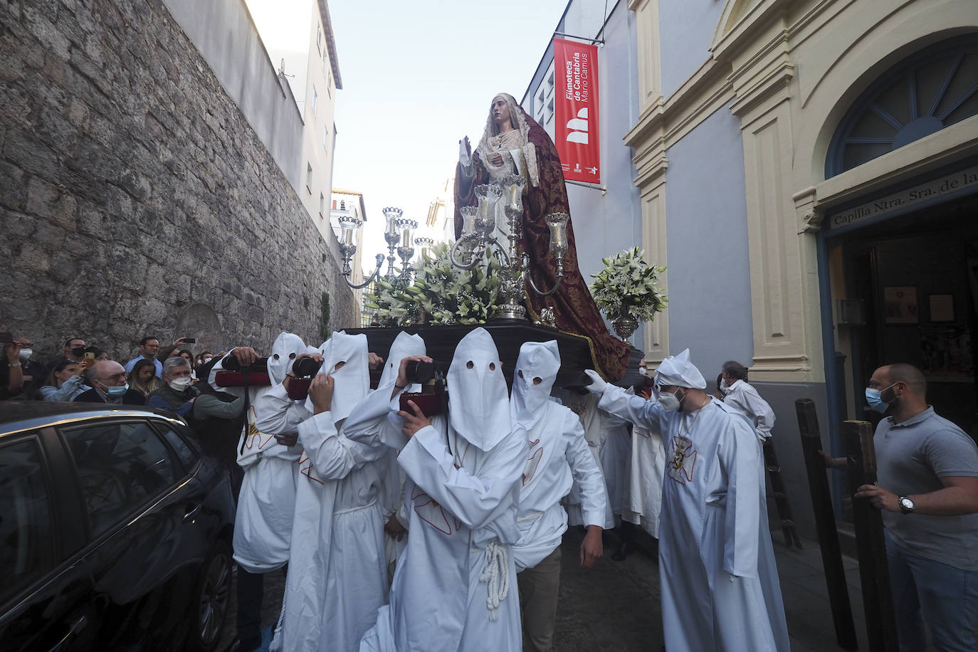 La procesión del Perdón y el Silencio de la Cofradía de La Merced ha salido este miércoles de la capilla de la calle de Bonifaz, con sus pasos Jesús Nazareno y Nuestra Señora, flanqueados por cerca de 80 cofrades. Un año más (y ya van diez) no hubo liberación de preso, a pesar de la solicitud hecha al Ministerio de Interior. En silencio y con mucho recogimiento, recorrieron las calles de Bonifaz, Lope de Vega, Hernán Cortés, Plaza del Príncipe, Plaza Porticada, Juan de Herrera, Isabel II, para enfilar la subida de Ruamayor, hasta la parroquia de la Consolación, en la calle Alta, donde hubo una estación de penitencia. Su cofrade mayor, Ignacio Pombo, explicó la emoción con la que los cofrades y fieles viven ese momento de «manifestación de la fe y catequesis, después de dos años sin poder salir a la calle».