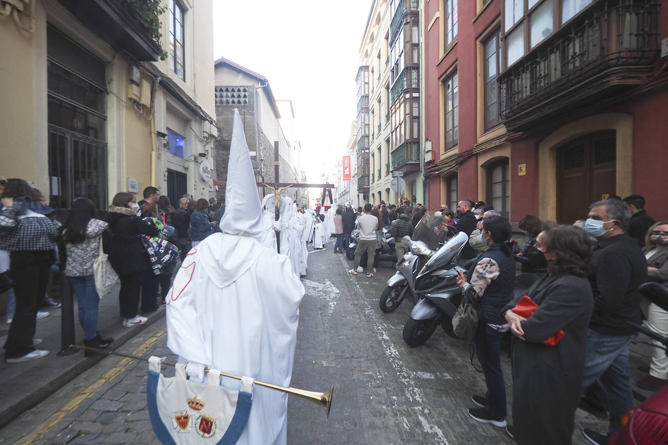 La procesión del Perdón y el Silencio de la Cofradía de La Merced ha salido este miércoles de la capilla de la calle de Bonifaz, con sus pasos Jesús Nazareno y Nuestra Señora, flanqueados por cerca de 80 cofrades. Un año más (y ya van diez) no hubo liberación de preso, a pesar de la solicitud hecha al Ministerio de Interior. En silencio y con mucho recogimiento, recorrieron las calles de Bonifaz, Lope de Vega, Hernán Cortés, Plaza del Príncipe, Plaza Porticada, Juan de Herrera, Isabel II, para enfilar la subida de Ruamayor, hasta la parroquia de la Consolación, en la calle Alta, donde hubo una estación de penitencia. Su cofrade mayor, Ignacio Pombo, explicó la emoción con la que los cofrades y fieles viven ese momento de «manifestación de la fe y catequesis, después de dos años sin poder salir a la calle».